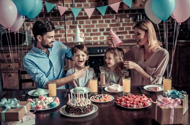 Rodina slaví narozeniny - Fotografie, Obrázek