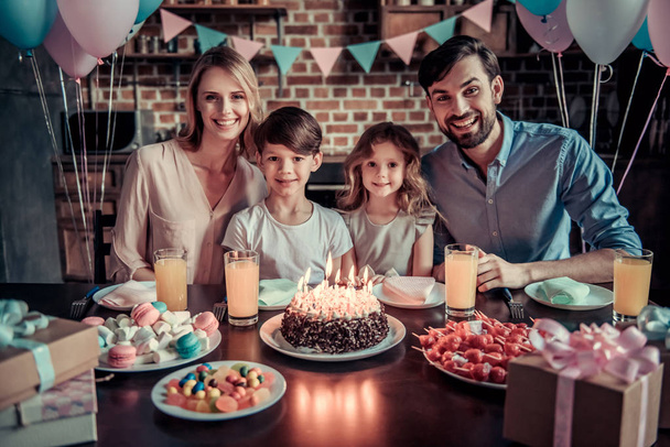 Family celebrating birthday - Foto, afbeelding