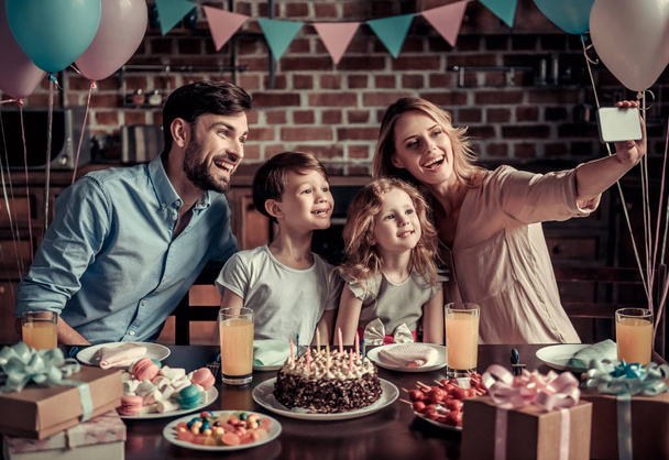 Family celebrating birthday - Foto, immagini