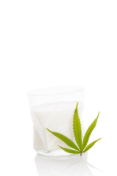 Kannabisz tej levél - Fotó, kép