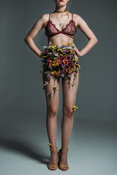 modèle posant en jupe florale
  - Photo, image