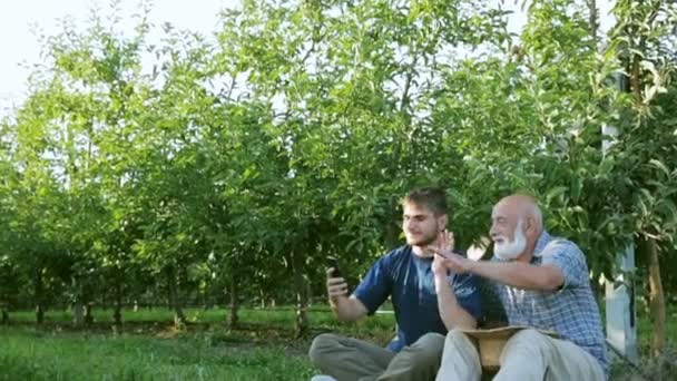 Nieto con un abuelo hablando a través de videollamadas usando un teléfono inteligente
 - Imágenes, Vídeo