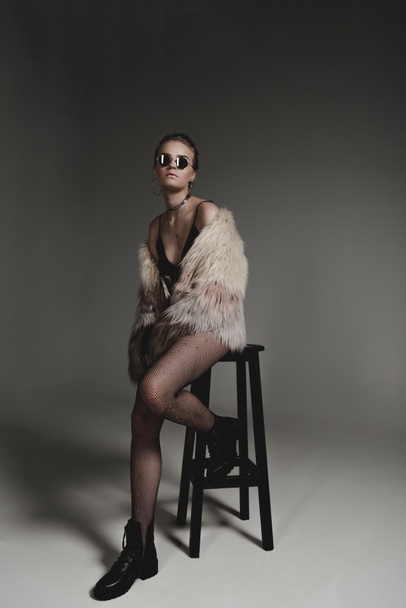 fashionable girl in fur coat - Fotografie, Obrázek