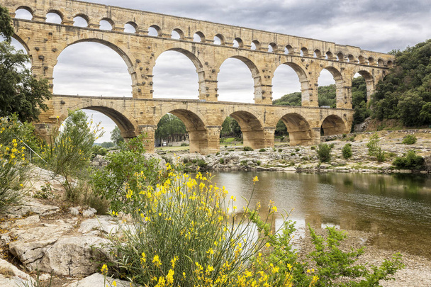 Ιστορικό υδραγωγείο Pont du Gard στη Νότια Γαλλία - Φωτογραφία, εικόνα