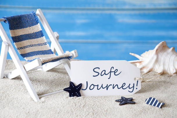 Etiqueta de verano con silla de cubierta y texto viaje seguro
 - Foto, Imagen