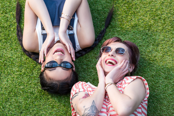 multiethnic girls on green grass - Zdjęcie, obraz