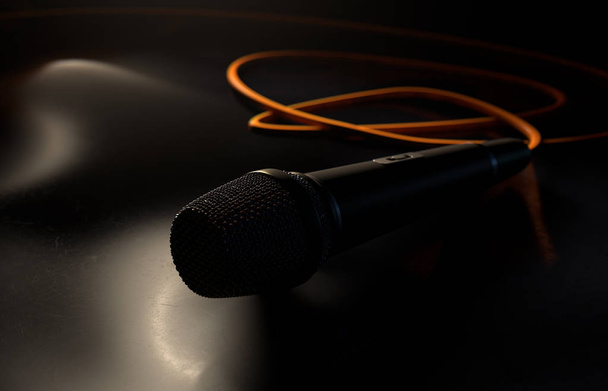 Микрофон на полу
 - Фото, изображение