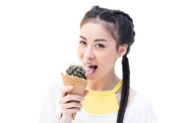 asiatico ragazza leccare cactus
 - Foto, immagini