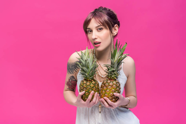 jeune femme tenant des ananas
 - Photo, image