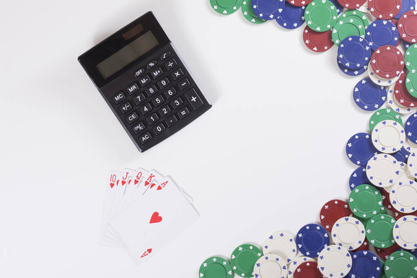 Kalkulačka s hraním karet a hazardních her čipy - Fotografie, Obrázek