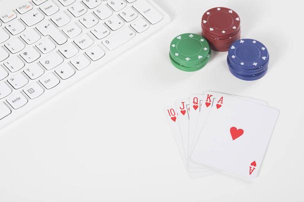 Πληκτρολόγιο δίπλα στο πόκερ μάρκες και τράπουλες - Φωτογραφία, εικόνα