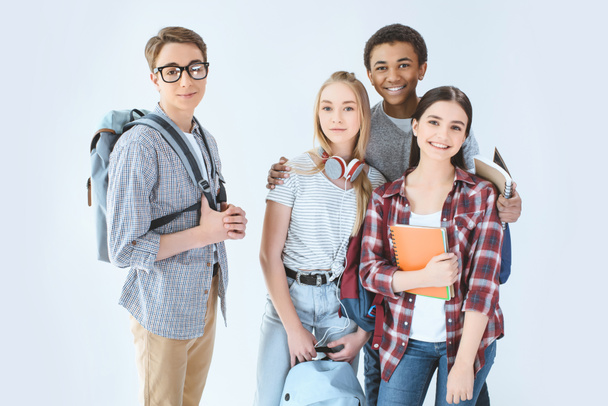 adolescentes multiétnicos con mochilas
 - Foto, Imagen