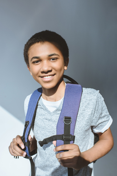 Afrikanisch-amerikanischer Teenager mit Rucksack - Foto, Bild