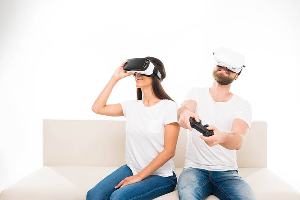 pari käyttäen virtuaalitodellisuus kuulokkeet
 - Valokuva, kuva