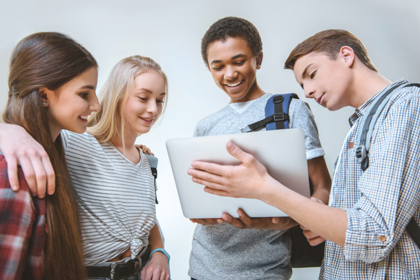 adolescentes multiétnicos utilizando el ordenador portátil
 - Foto, imagen
