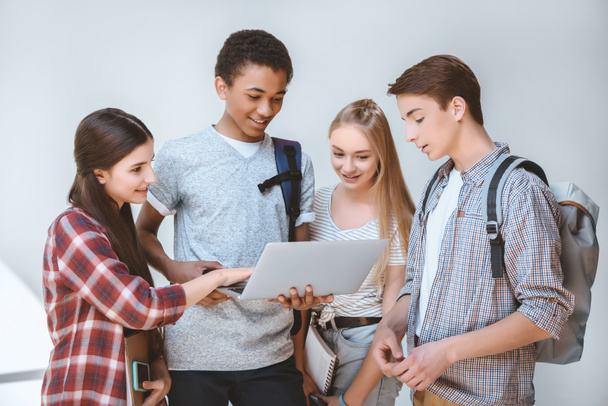 adolescentes multiétnicos usando laptop
 - Foto, Imagem