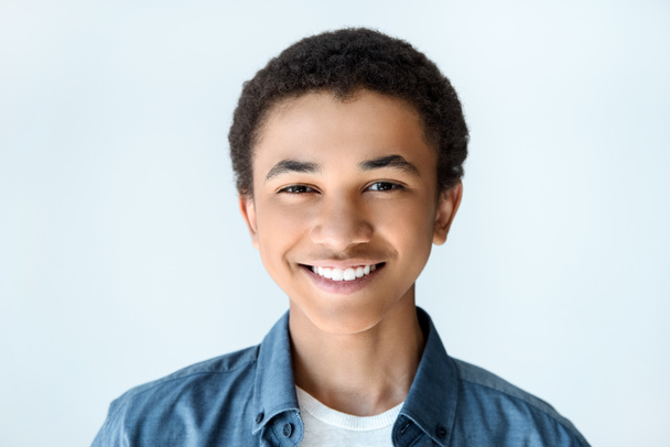 sonriente africano americano adolescente chico
 - Foto, Imagen