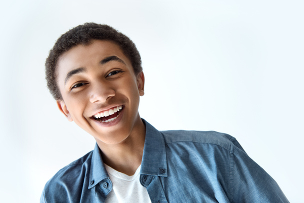 riéndose africano americano adolescente chico
 - Foto, Imagen