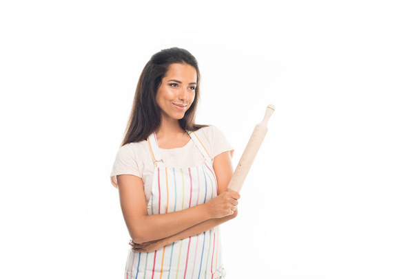 молодая домохозяйка со скалкой
 - Фото, изображение