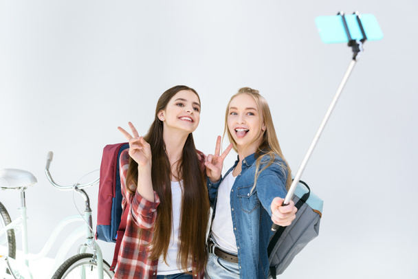 εφηβική τους φίλους λήψη selfie μαζί - Φωτογραφία, εικόνα