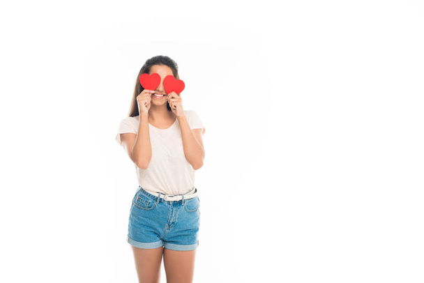 jeune femme avec des coeurs de papier rouge
 - Photo, image