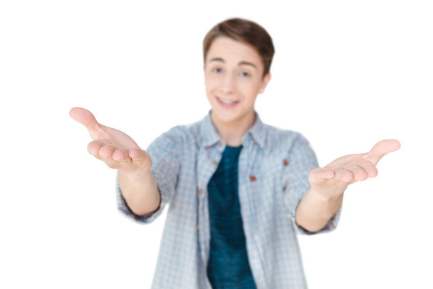 adolescente caucasiano com braços estendidos
 - Foto, Imagem