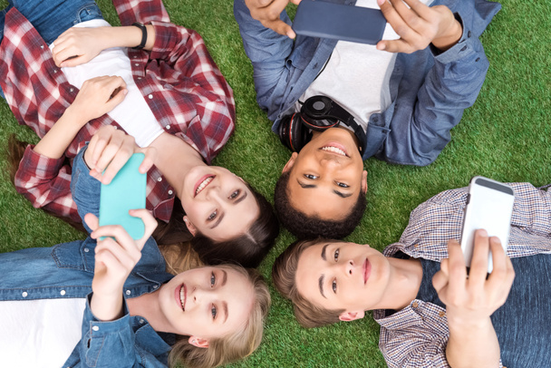 többnemzetiségű tizenévesek okostelefonok - Fotó, kép