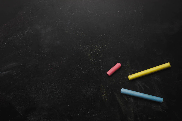 Felülnézet / lapos feküdt színes chalkboard fekete tábla. - Fotó, kép