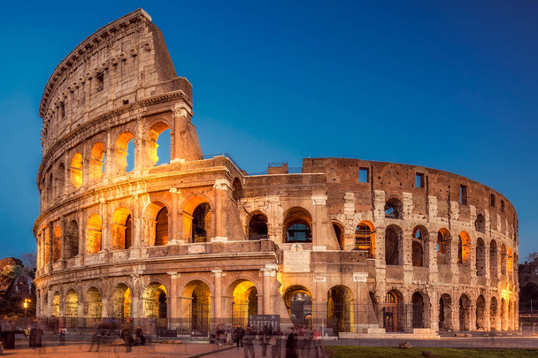 Colosseum auringonlaskun aikaan
 - Valokuva, kuva
