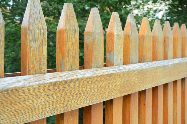 Dřevěný plot kolem zahrady. Detailní záběr na dřevěný plot. - Fotografie, Obrázek