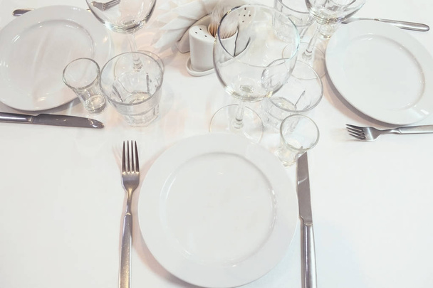 Blurred image serving a restaurant table before the event. Toned image - Fotoğraf, Görsel
