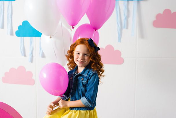 chica con globos en fiesta de cumpleaños
 - Foto, Imagen
