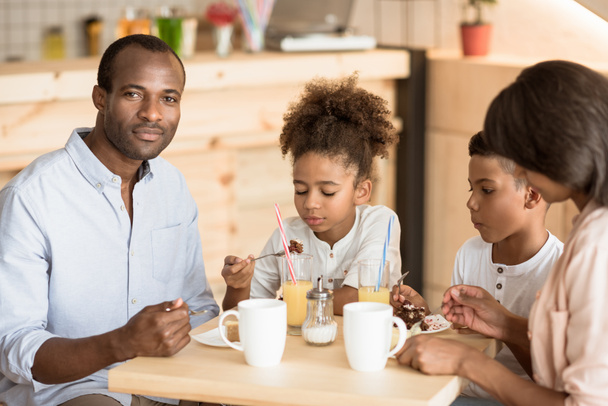 Famille afro-américaine dans un café
 - Photo, image
