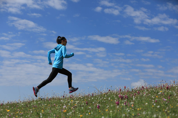 nő fut a réten - Fotó, kép