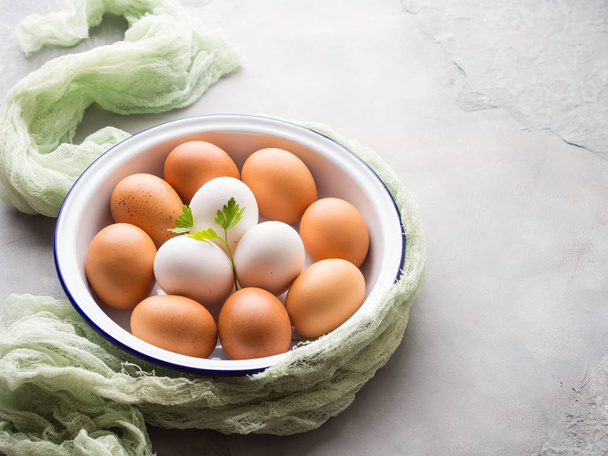 Uova di gallina bianca e marrone in ciotola
 - Foto, immagini