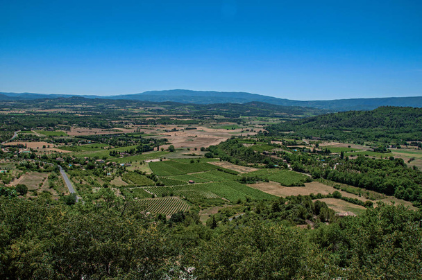 Panoramic view of the fields and hills of Provence near Gordes - Foto, imagen