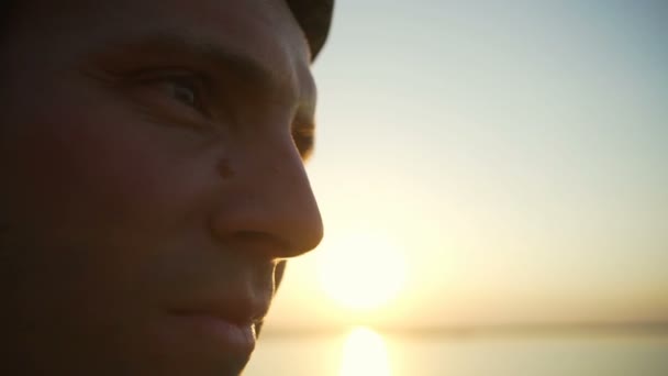Gros plan homme en casque avec taupe sur le nez vue sur la mer coucher de soleil rapide ralenti
 - Séquence, vidéo