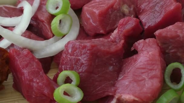 Μαγείρεμα γκούλας με βοδινό κρέας και λαχανικά. Φρέσκο ωμό κρέας σε ξύλο κοπής - Πλάνα, βίντεο