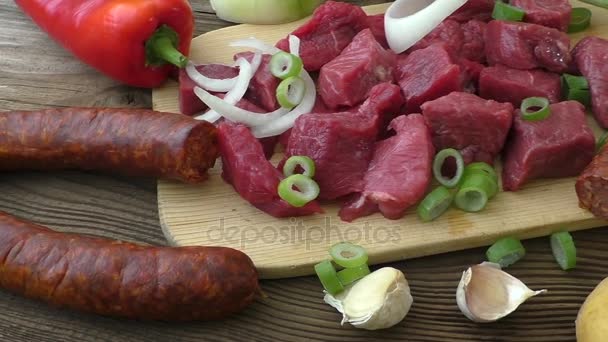 Cocinar el gulash con carne de res y verduras. Carne fresca cruda en tabla de cortar
 - Metraje, vídeo