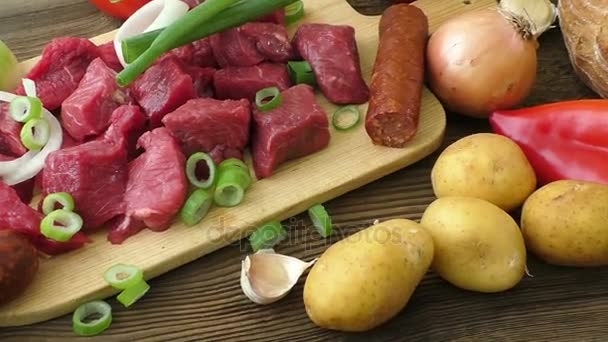 Μαγείρεμα γκούλας με βοδινό κρέας και λαχανικά. Φρέσκο ωμό κρέας σε ξύλο κοπής - Πλάνα, βίντεο