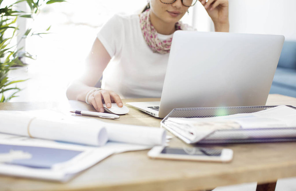 Mulher usando laptop enquanto trabalhava
 - Foto, Imagem
