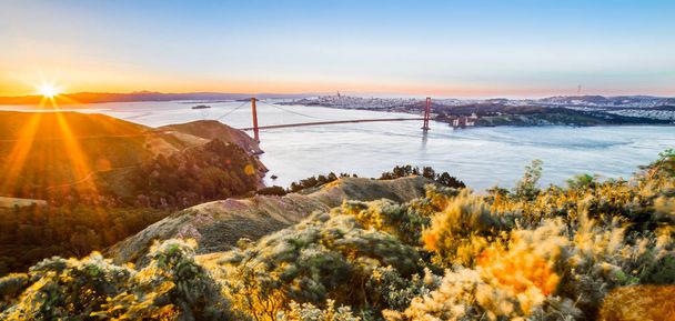 Golden Gate Bridge a San Francisco all'alba
 - Foto, immagini