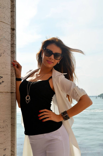 Beyaz etek, beyaz pantolon ve siyah iç çamaşırı Venedik ile genç kız - Fotoğraf, Görsel