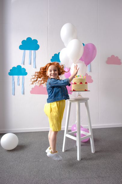 little girl with birthday cake - Foto, Imagem