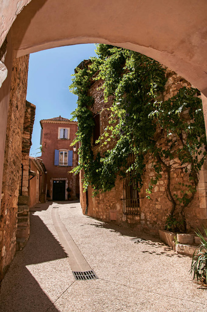 Traditionele kleurrijke huizen in oker onder een zonnige blauwe hemel, de historische Roussillon. - Foto, afbeelding