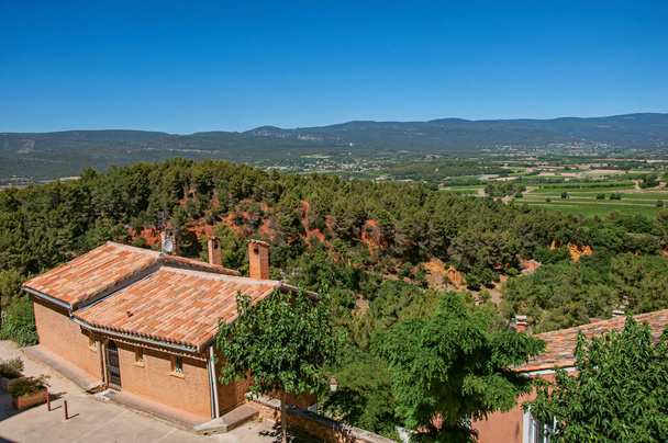 Panoramic view of the fields and hills of Provence from the city center of Roussillon - Fotografie, Obrázek