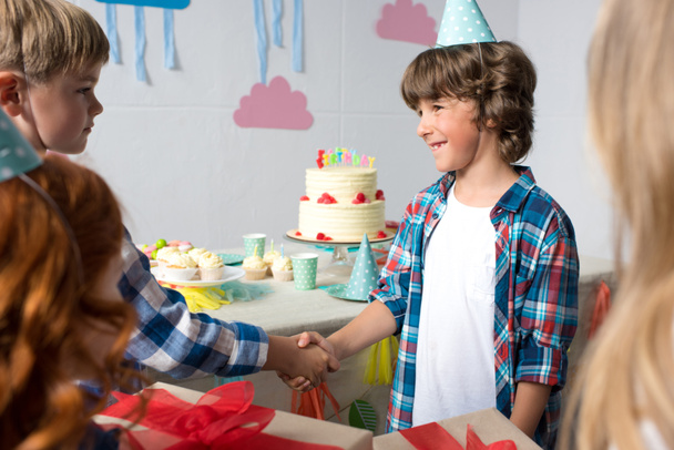 kids presenting gifts at birthday party - Foto, imagen