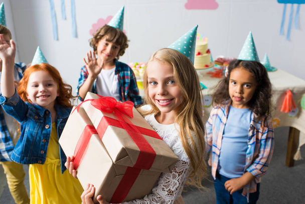 enfants multiethniques avec cadeaux d'anniversaire
 - Photo, image