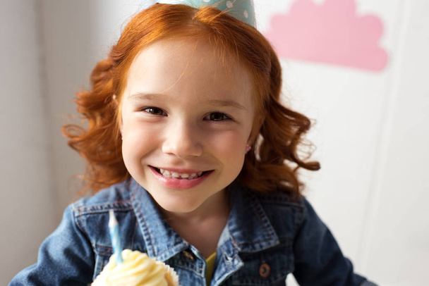 chica comer cupcake
 - Foto, Imagen