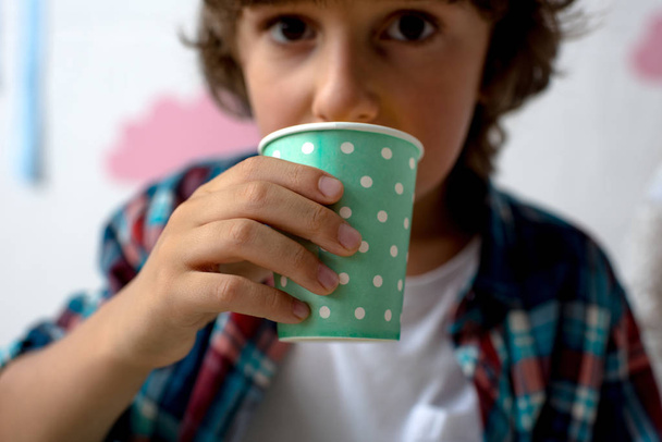 boy drinking from paper cup - Fotoğraf, Görsel